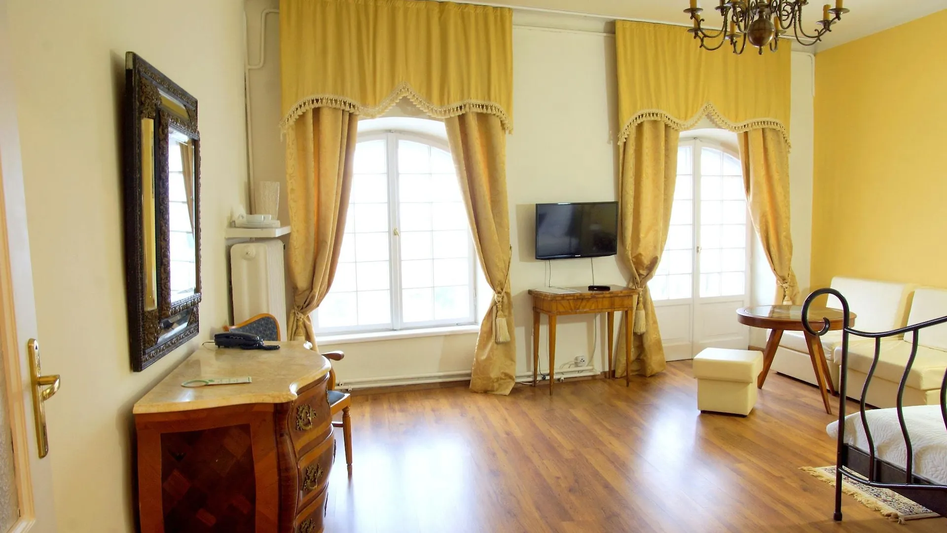 Pokoje Goscinne Dom Literatury Warsaw Bed & Breakfast
